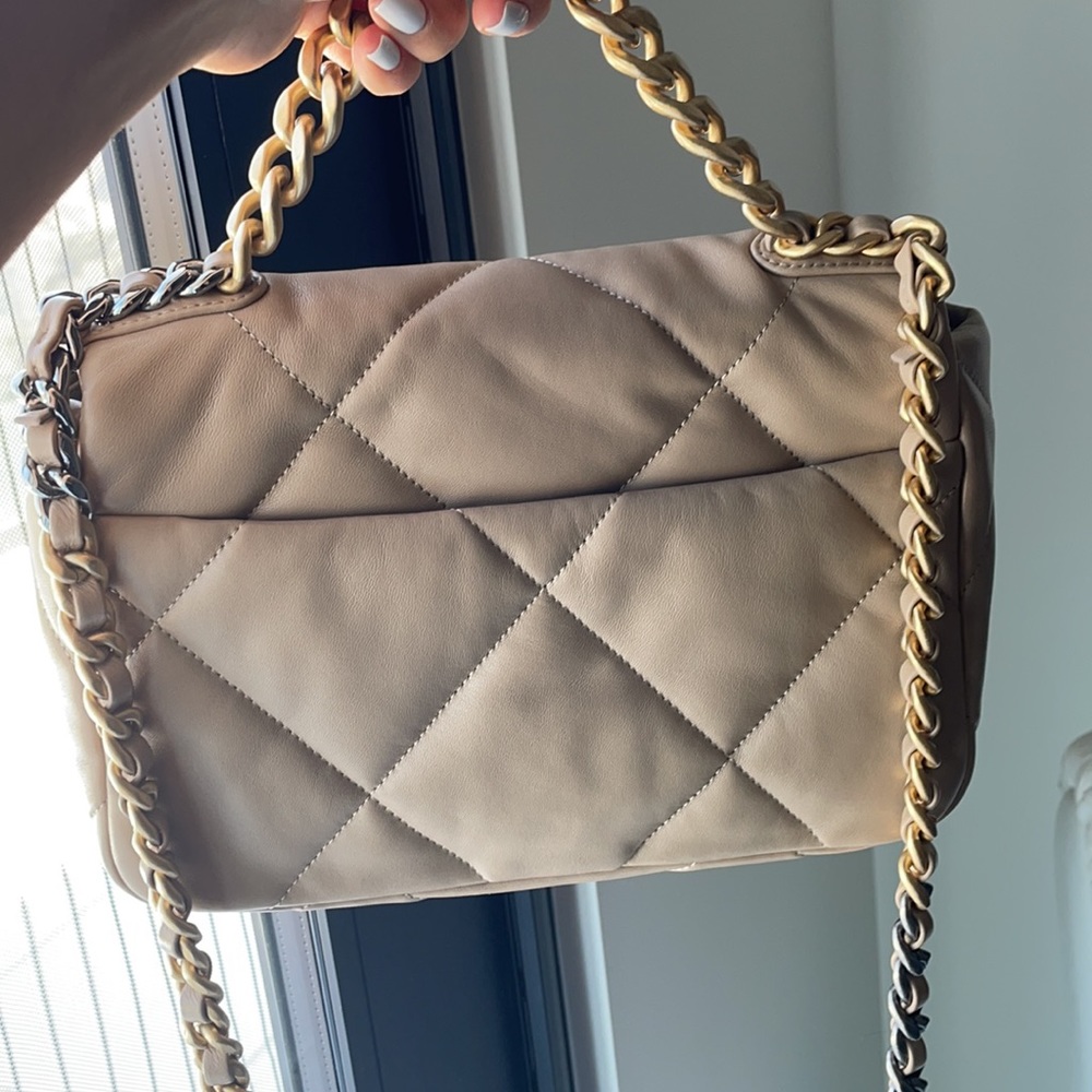 Chanel 19 - Picture 6 of 7